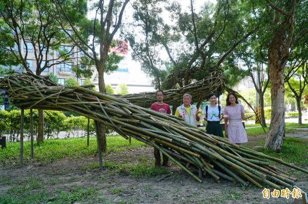 新瓦屋展出「記憶浪體」裝置藝術，為藝術家李蕢至團隊駐村3週的竹編創作。（記者廖雪茹攝）