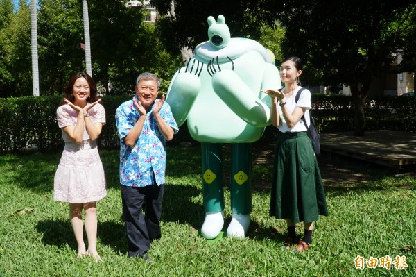 藝術家包大山以用纖維強化塑膠雕塑披著披風的熊超人人物形象，展現風中的親吻，傳達新瓦屋的好客及休閒感。（記者廖雪茹攝）