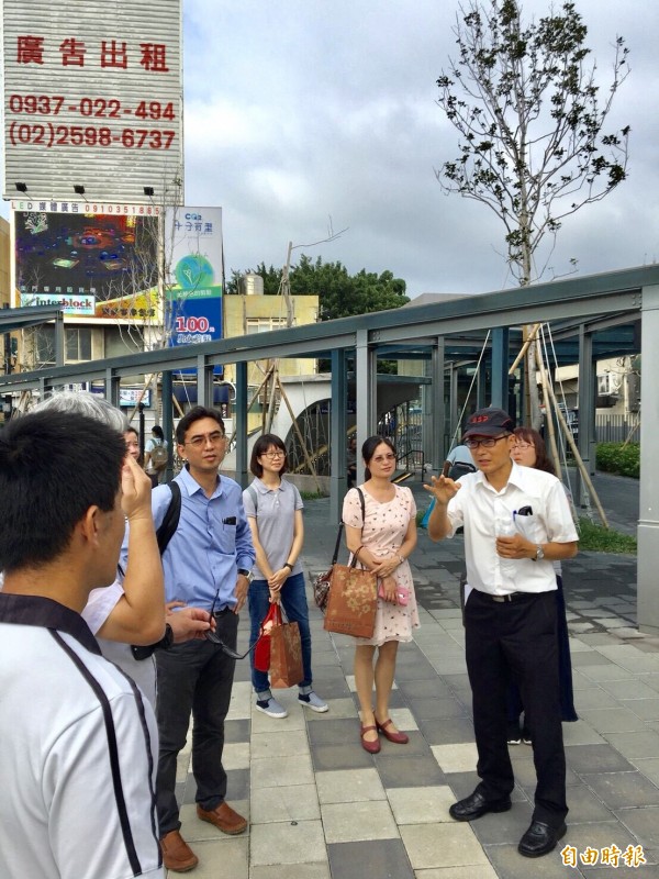 新竹市府進行火車站改造三部曲，成功經驗吸引嘉義市府交通處也來取經和參訪，對新竹火車站地下道和站前人行廣場及便利的微笑單車印象深刻。（記者洪美秀攝）