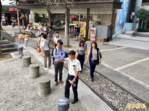 新竹市府進行火車站改造三部曲，成功經驗吸引嘉義市府交通處也來取經和參訪，對新竹火車站地下道和站前人行廣場及便利的微笑單車印象深刻。（記者洪美秀攝）