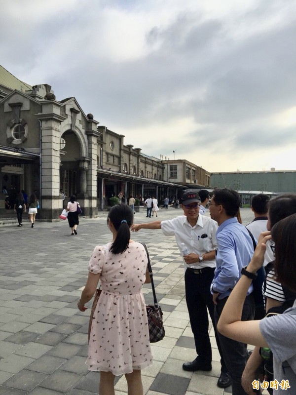 新竹市府進行火車站改造三部曲，成功經驗吸引嘉義市府交通處也來取經和參訪，對新竹火車站地下道和站前人行廣場及便利的微笑單車印象深刻。（記者洪美秀攝）