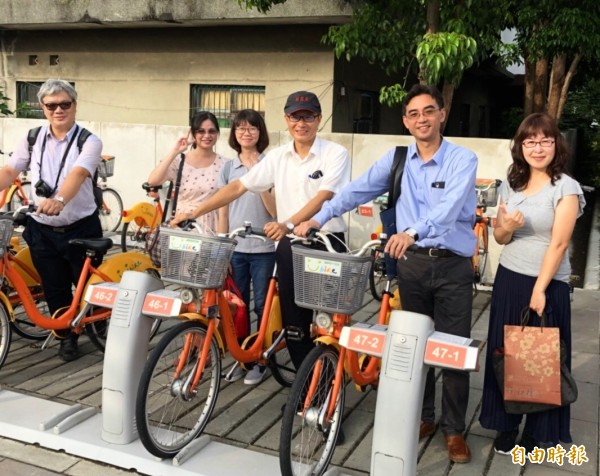 新竹市府進行火車站改造三部曲，成功經驗吸引嘉義市府交通處也來取經和參訪，對新竹火車站地下道和站前人行廣場及便利的微笑單車印象深刻。（記者洪美秀攝）