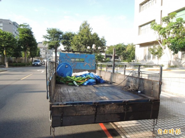 湯男所駕大貨車上，還有一桶汽油。（記者張勳騰攝）