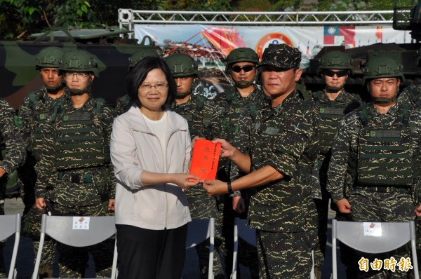 蔡英文總統（前左）致贈加菜金，預祝海軍陸戰隊六六旅官兵們中秋節愉快。（記者周敏鴻攝）