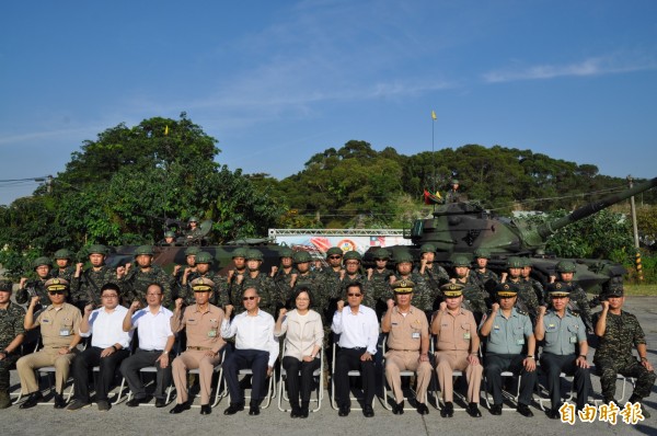 蔡英文總統（前排中）與海軍陸戰隊六六旅官兵們合影留念。（記者周敏鴻攝）