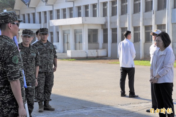 蔡英文總統（右一）聽取海軍陸戰隊六六旅部隊現況簡報。（記者周敏鴻攝）