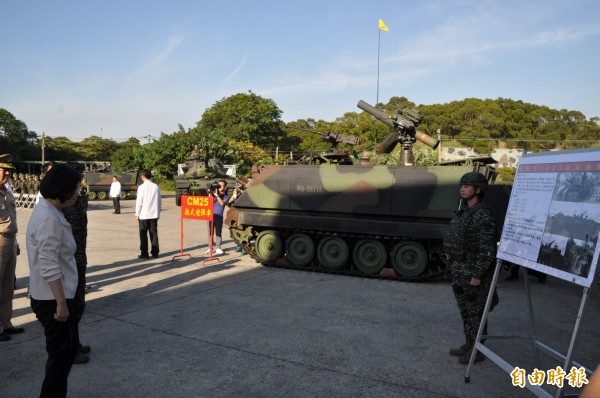 蔡英文總統（左一）聽取國軍戰、甲車裝備的戰力簡報。（記者周敏鴻攝）