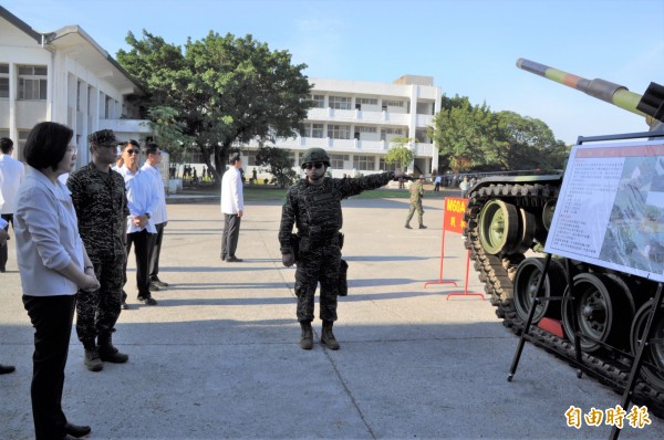 蔡英文總統（左一）聽取國軍戰、甲車裝備的戰力簡報。（記者周敏鴻攝）