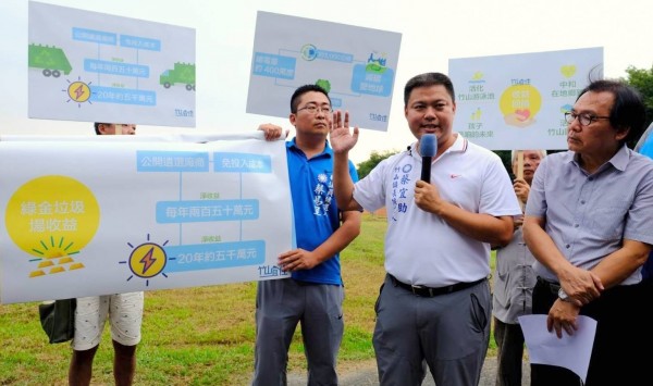 南投縣議員蔡宜助（右二）提出「綠金」垃圾場計畫，縣府環保局長方信雄（右一）也表肯定。（記者謝介裕攝）