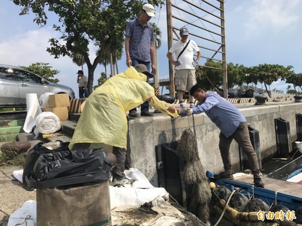 包商使用附油球清理油污。（記者洪臣宏攝）