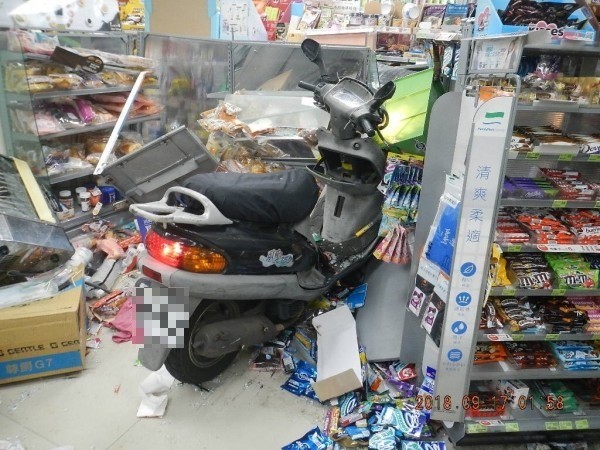 張男機車撞進超商,卻「屹立不搖」!(記者王冠仁翻攝)