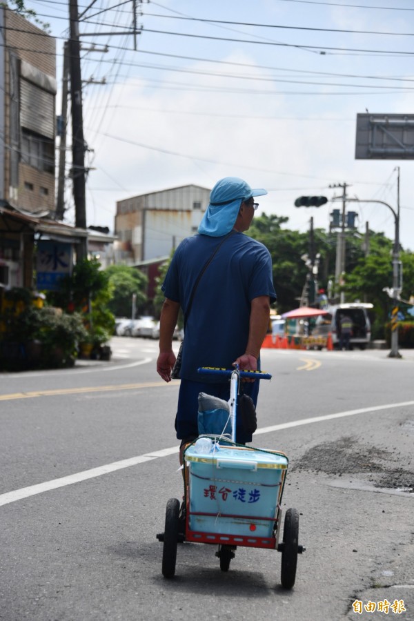 為圓徒步環島夢，劉聰明靠走路減肥30公斤。（記者蔡宗憲攝）