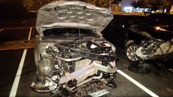 陳男駕駛的銀色車子車頭也幾近全毀。（記者歐素美翻攝）