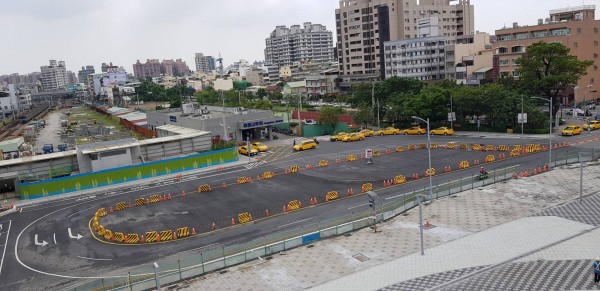 鳳山火車站腹地小，周邊缺乏停車空間。（記者陳文嬋翻攝）