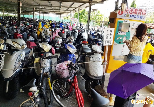 鐵路局委外機車停車場，連平日幾乎都是爆滿，甚至停到車棚外。（記者陳文嬋攝）