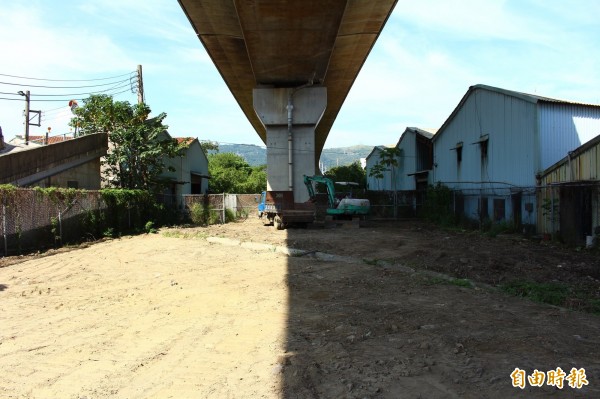 高鐵橋下原本為泥濘土地，新北市政府計畫種植栽改造成民眾休憩空間。（記者邱書昱攝）