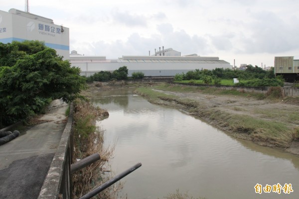 橋頭鹽埔橋僅有2部抽水機，常因豪雨抽水速度不及，導致西林里多處淹水，並禍及東林、德松里，立委邱志偉爭設固定式抽水站。（記者蘇福男攝）