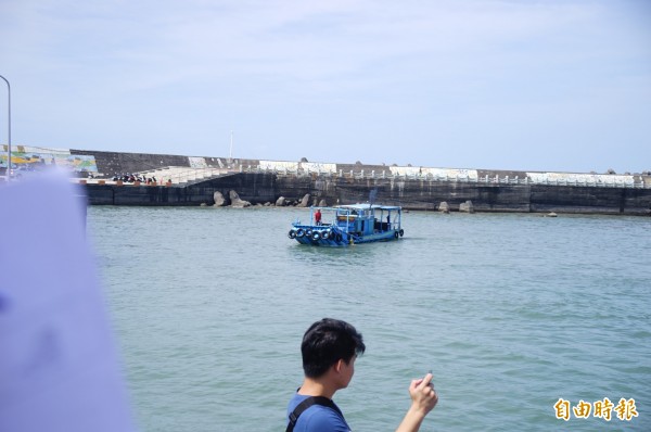 枋寮漁港出海口沙堆離水面80公分，漁船只能繞路行駛。（記者陳彥廷攝）