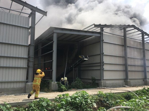 大型養雞場火警，消防隊員搶救中。（記者蔡宗勳翻攝）