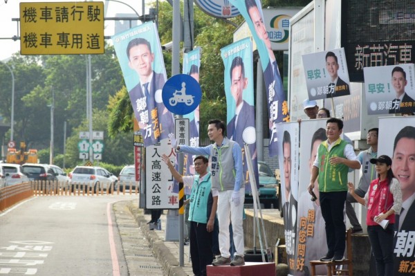 民進黨新竹縣長參選人鄭朝方今早偕同黨籍參選人，在新竹縣竹北市光明六路口，向來往的上班族道早安拜票！（鄭朝方提供）