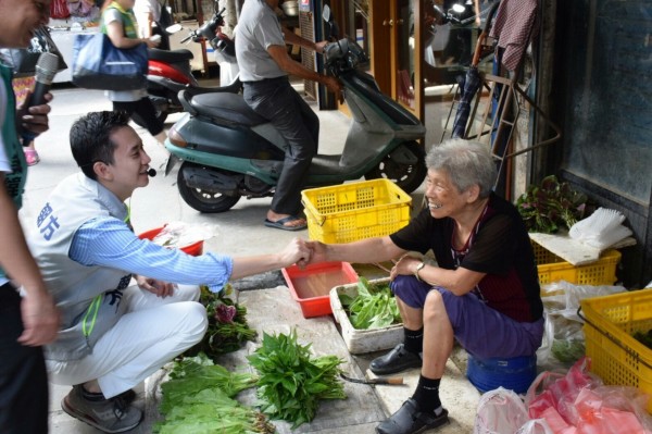 民進黨新竹縣長參選人鄭朝方今早偕同黨籍參選人，前往竹北新社市場拜票，允諾當選後將協助改善市場環境！（鄭朝方提供）