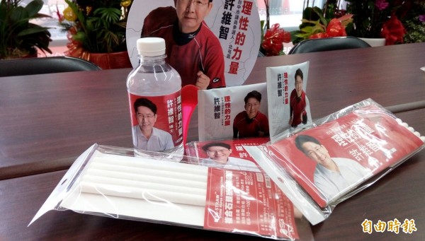 北屯區市議員參選人許維智推出環保吸管，環保又實用。（記者蔡淑媛攝）