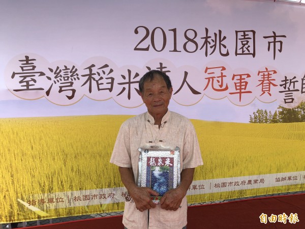 龍潭區82歲農友湯萬國熱衷種稻，前年還在全國名米冠軍比賽拿下台梗九號冠軍。（記者陳昀攝）