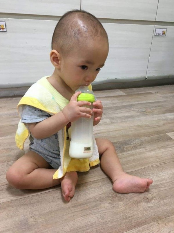 寶寶喝配方奶，如果出現過敏症狀或是有家族，可諮詢醫師改喝部分水解配方奶粉。（記者蔡淑媛翻攝）