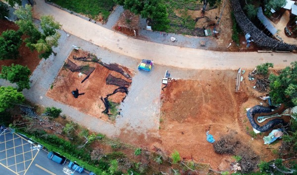 民眾空拍花博后里園區，畫面中仍是一片黃沙。（台中市議員顏莉敏提供）