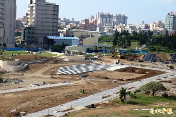 原本為世界最美麗海灣組織年會開幕場地的國際廣場，因豪雨工程進度延宕。（記者劉禹慶攝）