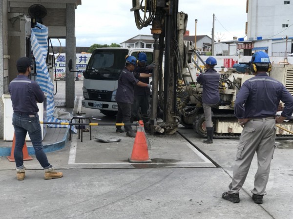 綠島中油加油站漏油，檢測單位檢測地下水污染情形。（記者陳賢義翻攝）