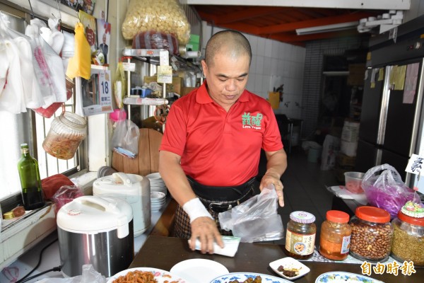 北港一家素食自助餐店老闆黃俊勝5多來免費提供鎮內邊緣戶愛心便當。（記者黃淑莉攝）