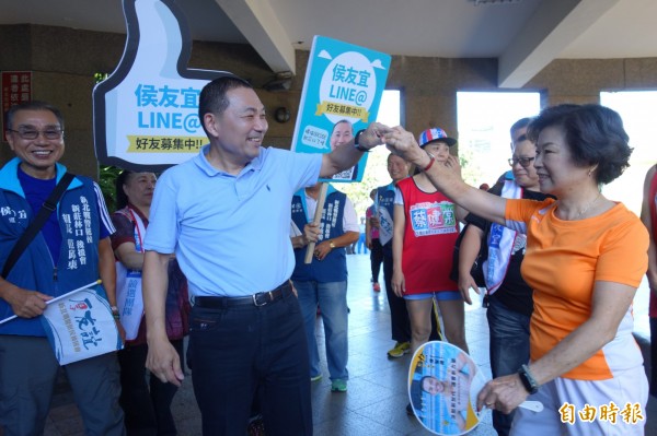 國民黨新北市長參選人侯友宜今早到新莊運動公園向民眾說早安，受到許多婆婆媽媽的歡迎。（記者葉冠妤攝）