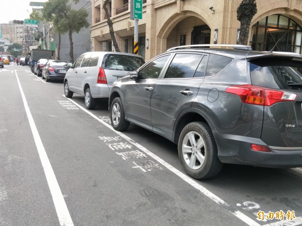 新北市將推動路邊停車自助計費，以「分」為單位，提高車輛周轉率。（記者何玉華攝）