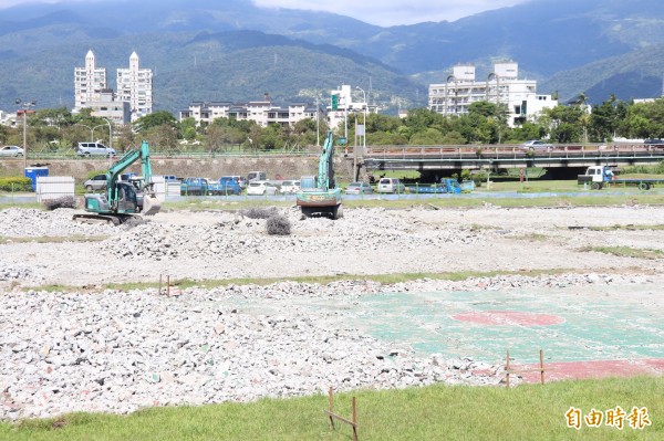 宜蘭市公所向體育署爭取經費，斥資1766萬元，翻修宜蘭河濱公園籃球場及足球場。（記者林敬倫攝）