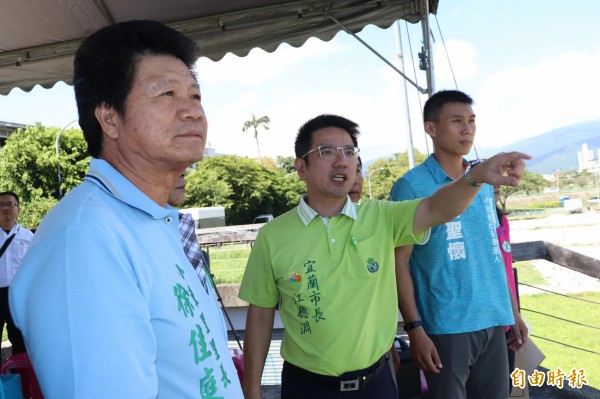 宜蘭市長江聰淵（中）今到河濱公園視察。（記者林敬倫攝）