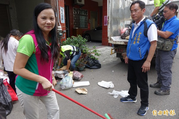 彰化和美市區民宅騎樓堆滿回收物，鎮長阮厚爵（圖右二）、縣議員賴清美（圖粉紅背心）到場關心。（記者劉曉欣攝）