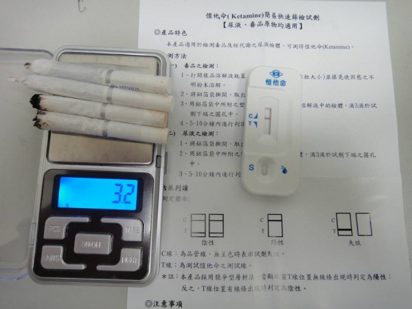 警方在車內找到的K菸。（記者許國楨翻攝）