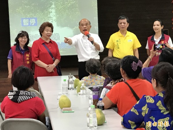 民進黨新北市長參選人蘇貞昌跑社區發展協會推薦自己的政見。（記者李雅雯攝）