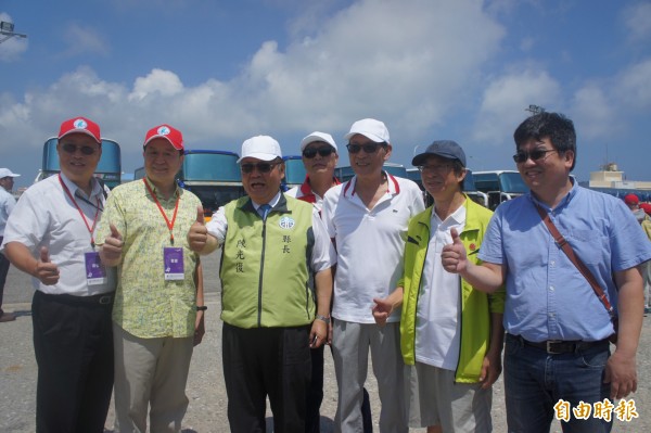 澎湖縣長陳光復與澎湖旅遊業者，前往現場歡迎台中首發團抵澎。（記者劉禹慶攝）