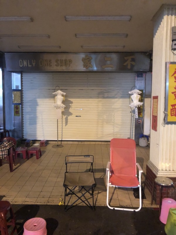 許男在「不二家」店門口擺放4座寶蓮燈，民眾直呼觸霉頭。（記者湯世名翻攝）