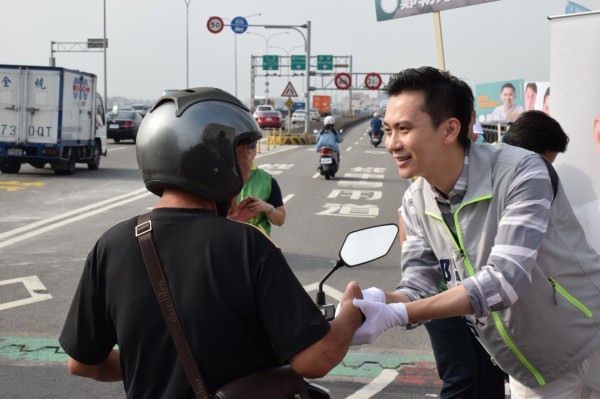 鄭朝方提出頭前溪打造24小時綠能運動光廊的藍圖；他認為，結合風力，太陽能與微型水力發電等綠能，將新竹母親之可頭前溪河岸，以自然工法，打造成兼具縣民運動與環境教育的城市之肺。（鄭朝方提供）