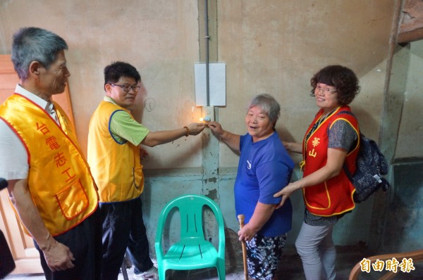 華山基金會今日與台電公司關懷獨居老者，為獨老住家檢測用電安全。（記者王涵平攝）