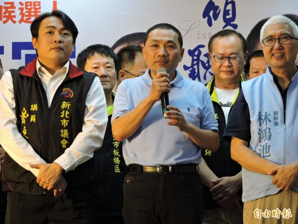 國民黨新北市長參選人侯友宜今天與新北市議員曾煥嘉（左）舉行首場聯合造勢活動。（記者賴筱桐攝）