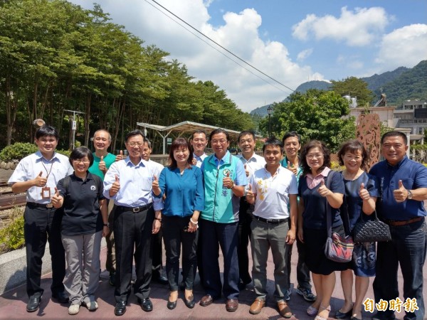 民進黨南投縣長候選人洪國浩（前排右三）、立委蔡培慧（前排左三），與交通部相關局處人員出席南投深度鐵道推廣說明會。（記者劉濱銓攝）