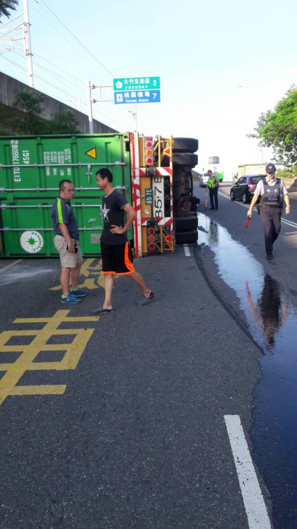 貨櫃車側翻時幸好旁邊沒有其他車輛或機車，警、消獲報到場處理。（記者李容萍翻攝）