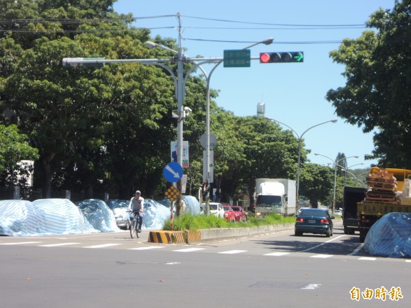 新竹工業區光復路兩側路邊停滿了車子，部分車輛甚至覆蓋帆布長期停放，讓用路人傻眼。（記者廖雪茹攝）