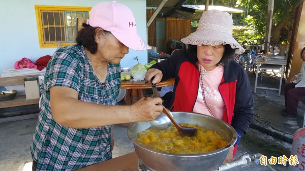 金桔初步處理後以小火熬煮。（記者王秀亭攝）