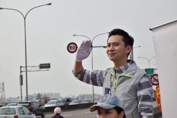 民進黨新竹縣長參選人鄭朝方連續3天站在竹北街頭跟上班族道早。（圖由鄭朝方陣營提供）