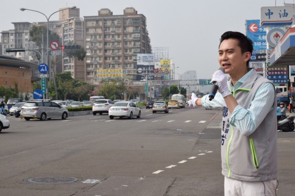 民進黨新竹縣長參選人鄭朝方連續3天站在竹北街頭跟上班族道早。（圖由鄭朝方陣營提供）